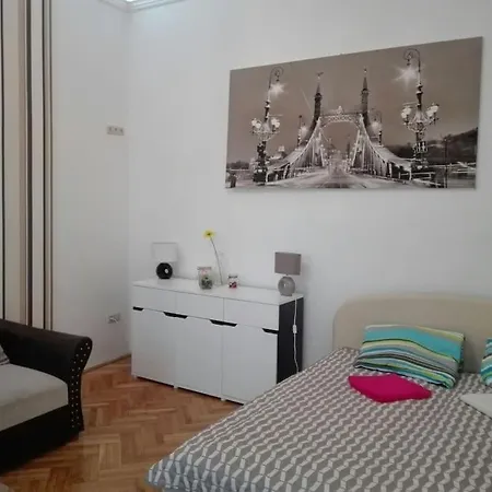 Sunshine Flat At The Blaha Appartamento